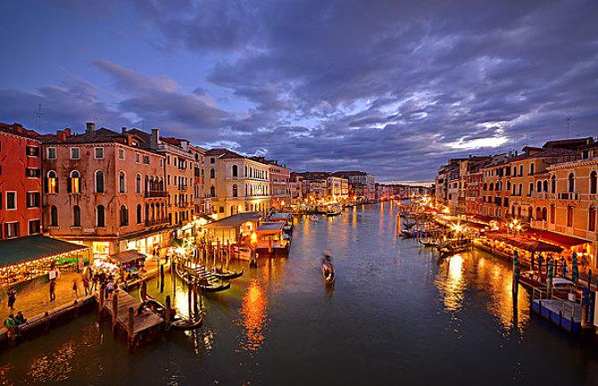 威尼斯小艇夜景图片真实（威尼斯的小艇游览视频）