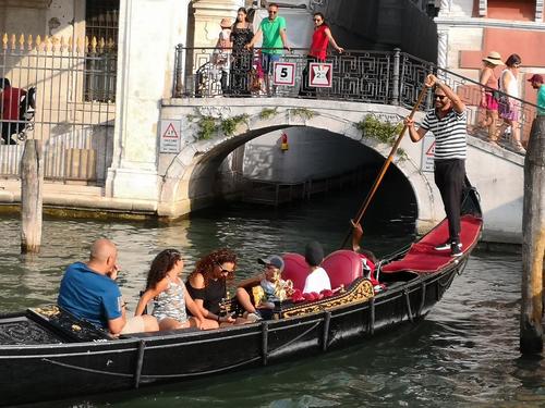 坐小船去威尼斯水城（威尼斯坐小艇去干什么）
