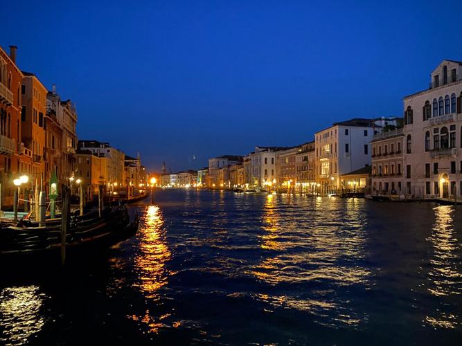 威尼斯夜晚热闹图片真实（威尼斯的夜晚图片）